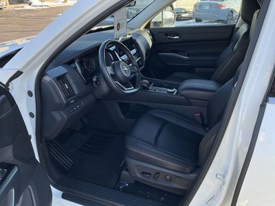 2024 Nissan Pathfinder SL