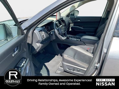 2025 Nissan Pathfinder SL